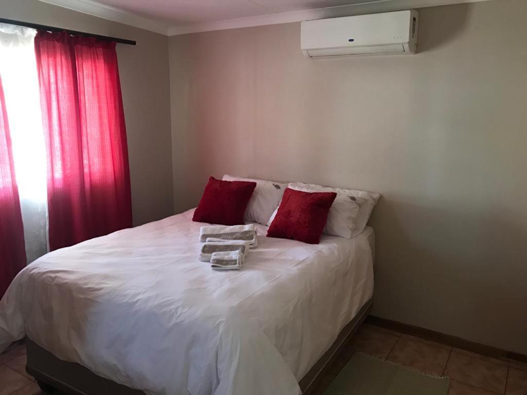 Urbanlife Keetmanshoop Accommodation Bagian luar foto